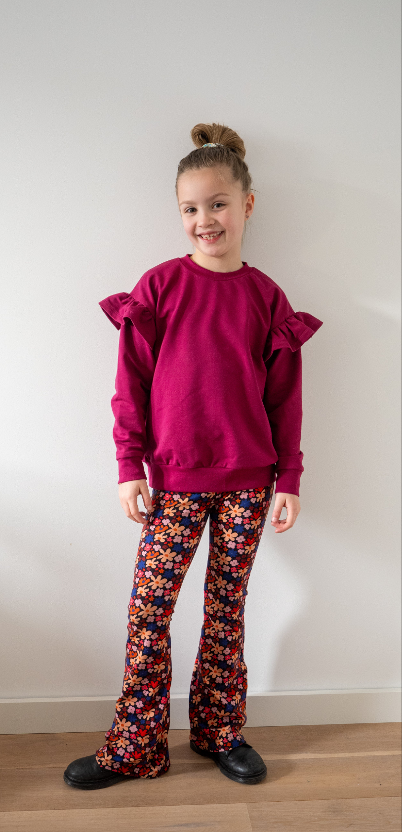 Flared broek happy floral (op zwart)