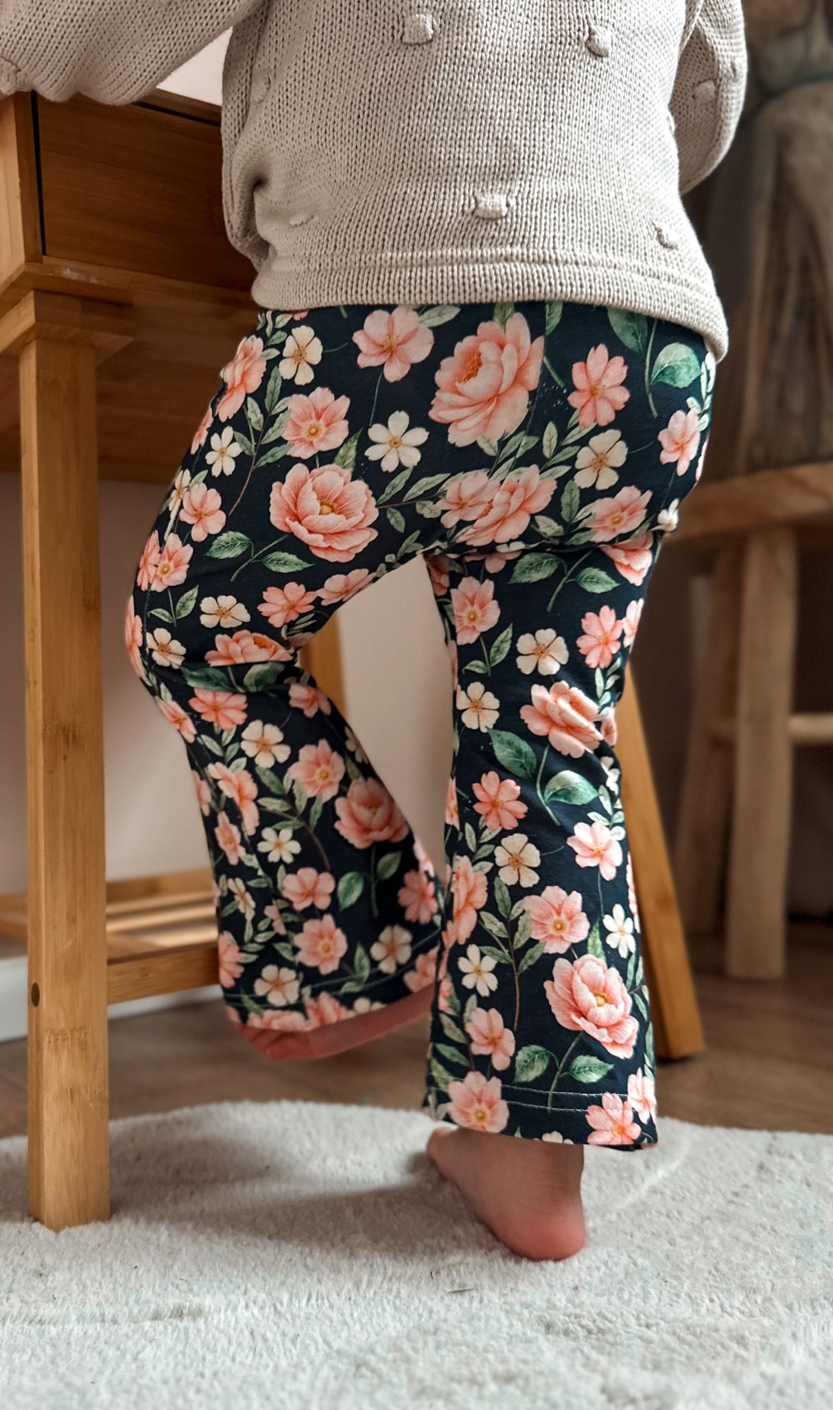 Flared broek klaproosjes (op blauw)
