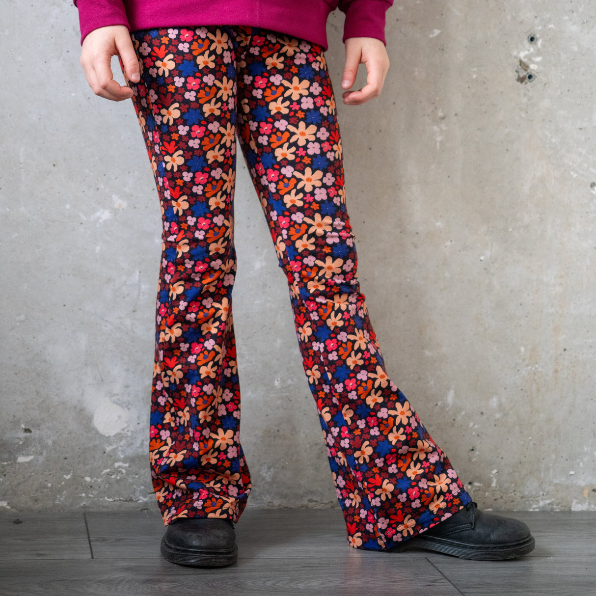 Flared broek happy floral (op zwart)
