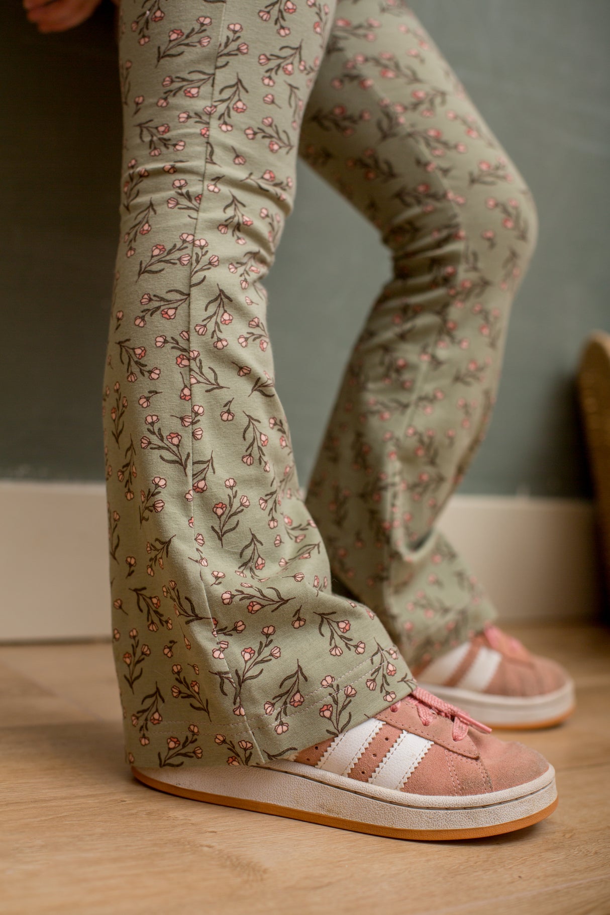 Flared broek pink on green