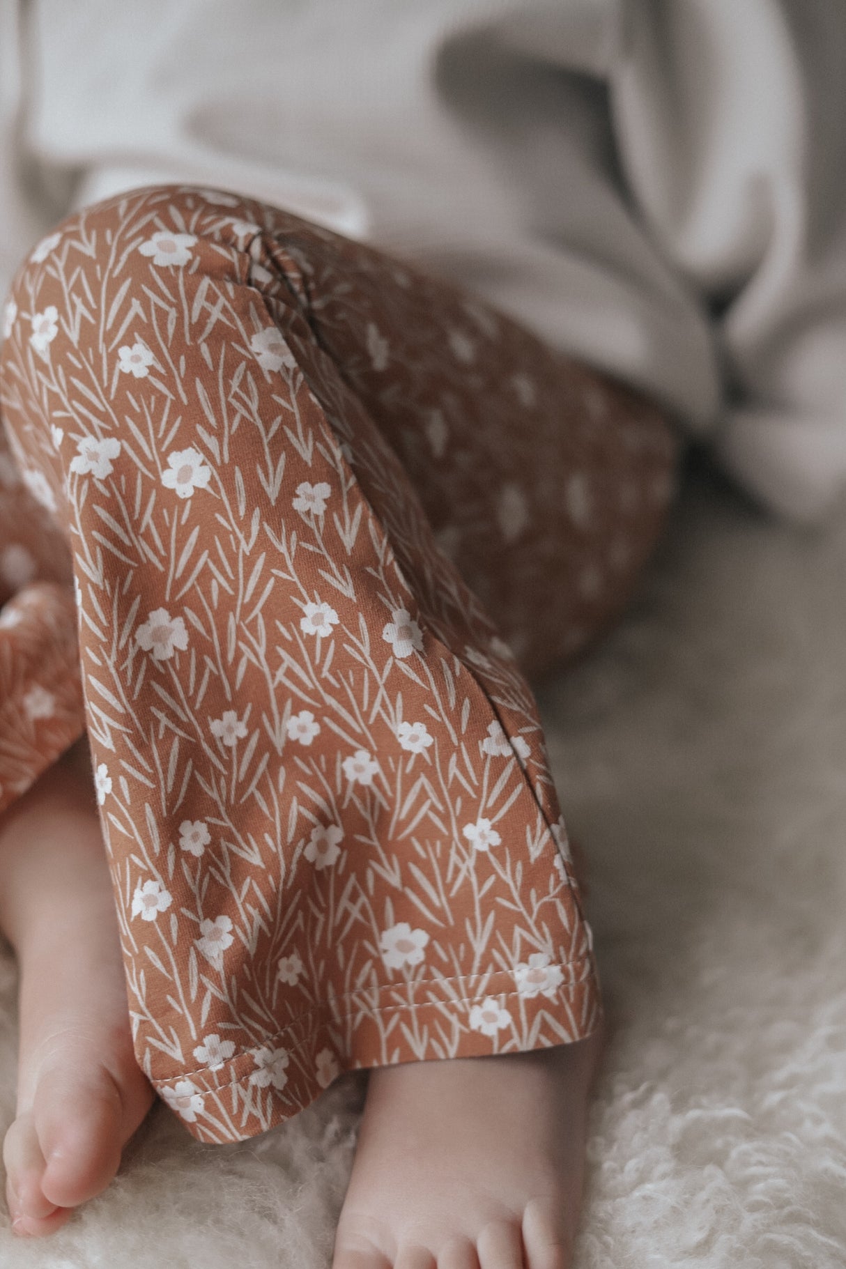 Flared broek Julia frosty flowers (roestbruin)