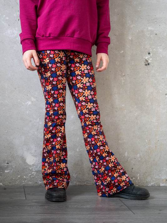 Flared broek happy floral (op zwart)