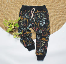 Afbeelding in Gallery-weergave laden, Joggingbroek Charly in hippe print naar keuze

